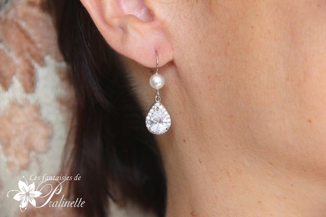 Crochets d'oreilles strass oxyde de zirconium et perles en cristal nacré, bijoux "Prêt à porter"