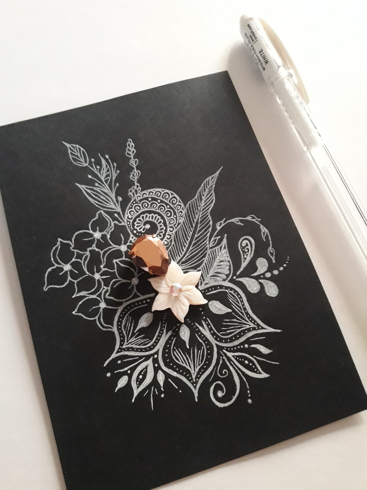 Dessin dentelle encre blanche et cristal