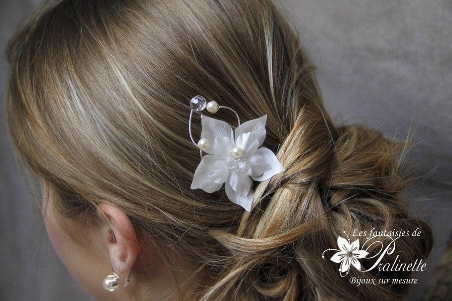 Douce, pic cheveux mariage fleurs en satin de soie