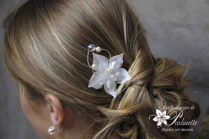 Douce, pic cheveux mariage fleurs en satin de soie