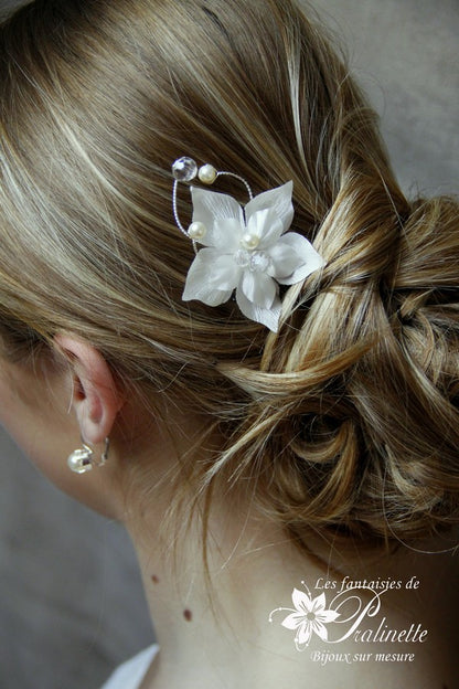Douce, pic cheveux mariage fleurs en satin de soie