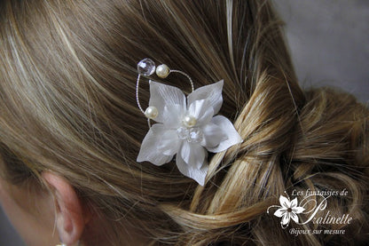 Douce, pic cheveux mariage fleurs en satin de soie