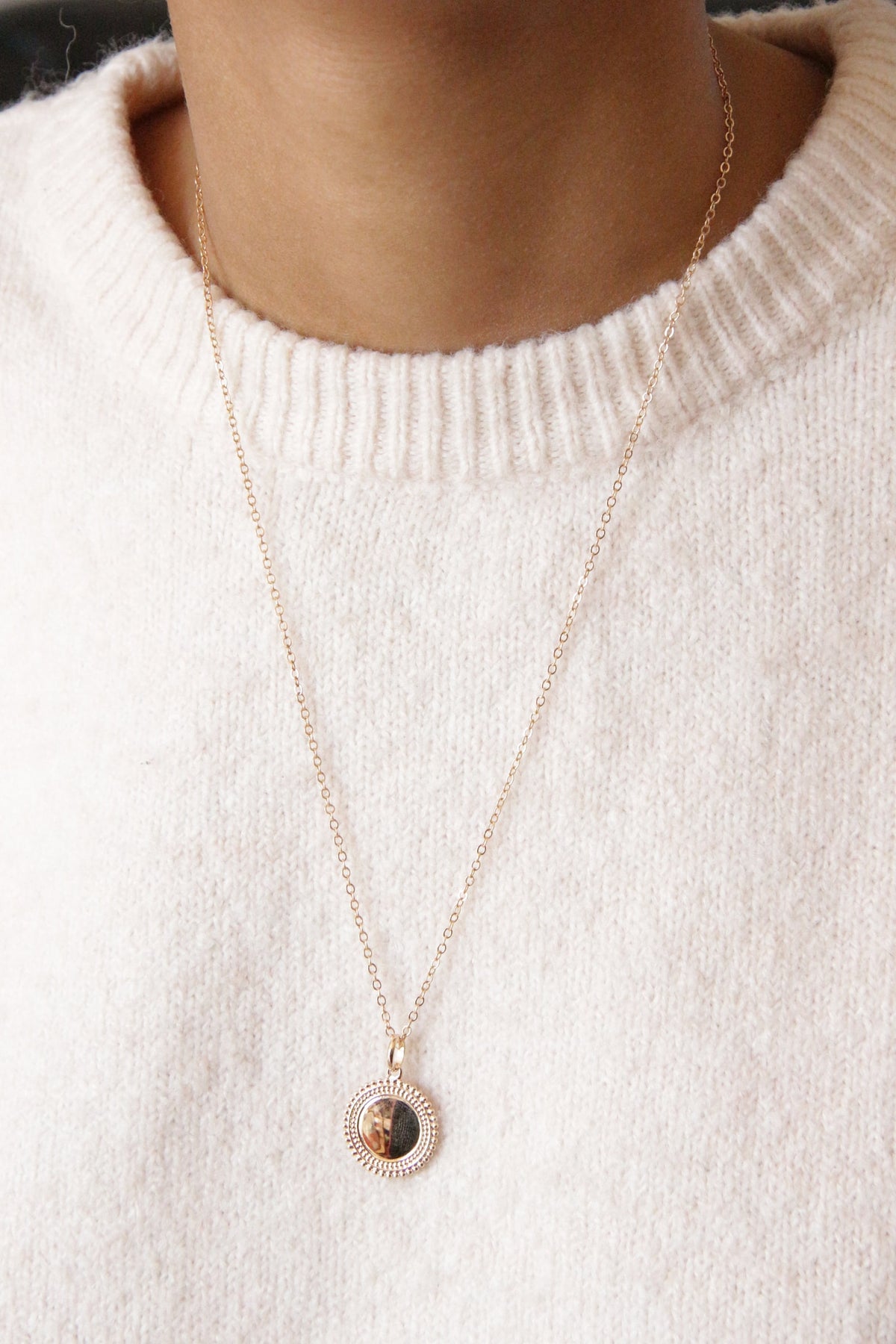 Collier Liseret pendentif médaille dentelle