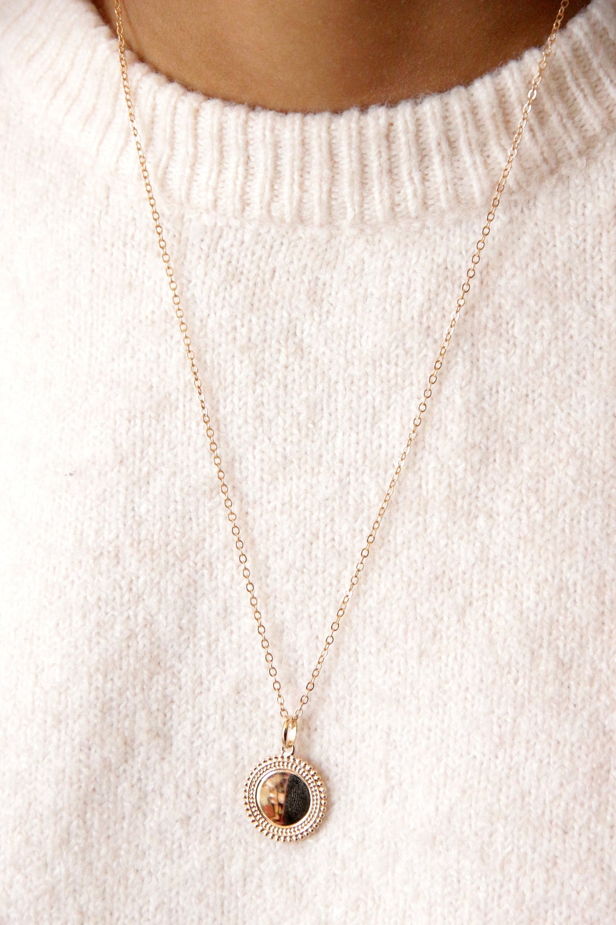 Collier Liseret pendentif médaille dentelle