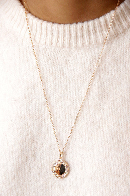 Collier Liseret pendentif médaille dentelle