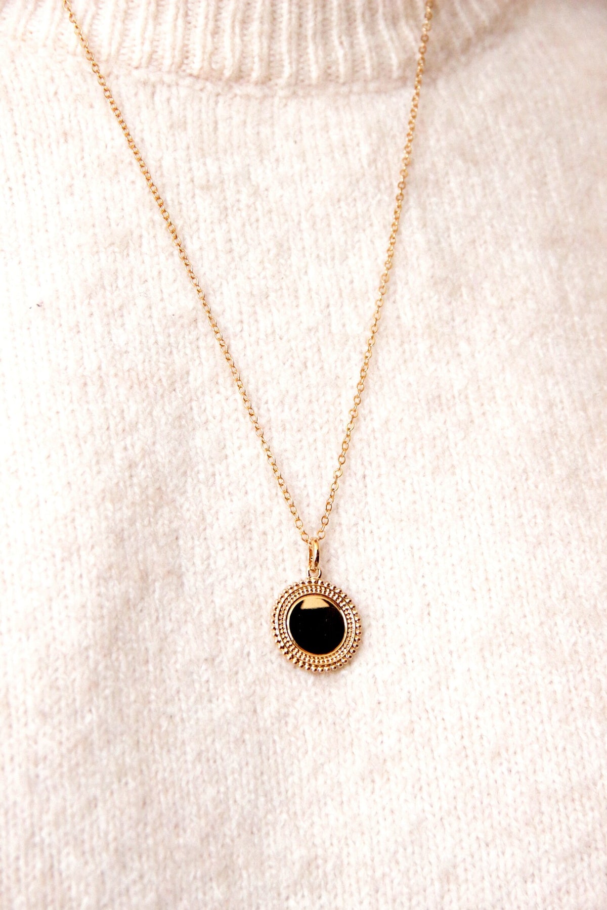 Collier Liseret pendentif médaille dentelle