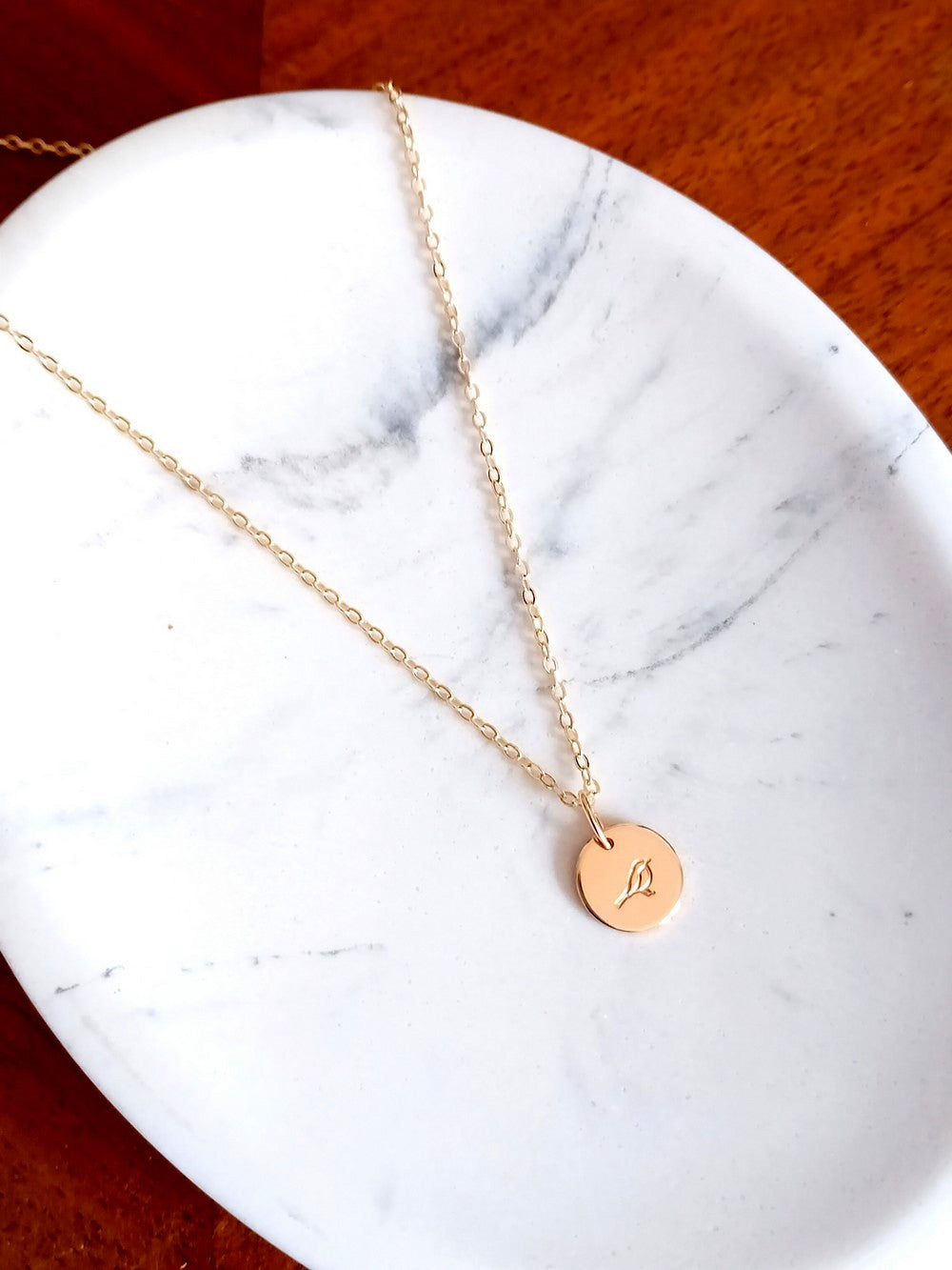 Collier pendentif médaille gravée moineau, sur chaîne gold filled