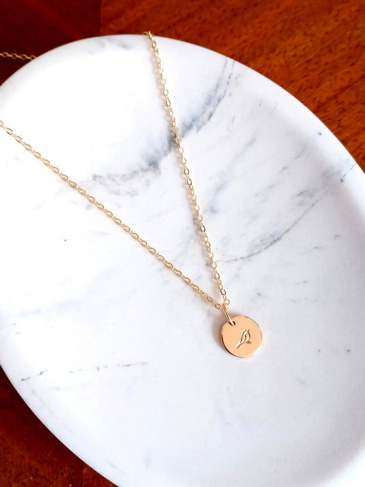 Collier pendentif médaille gravée moineau, sur chaîne gold filled