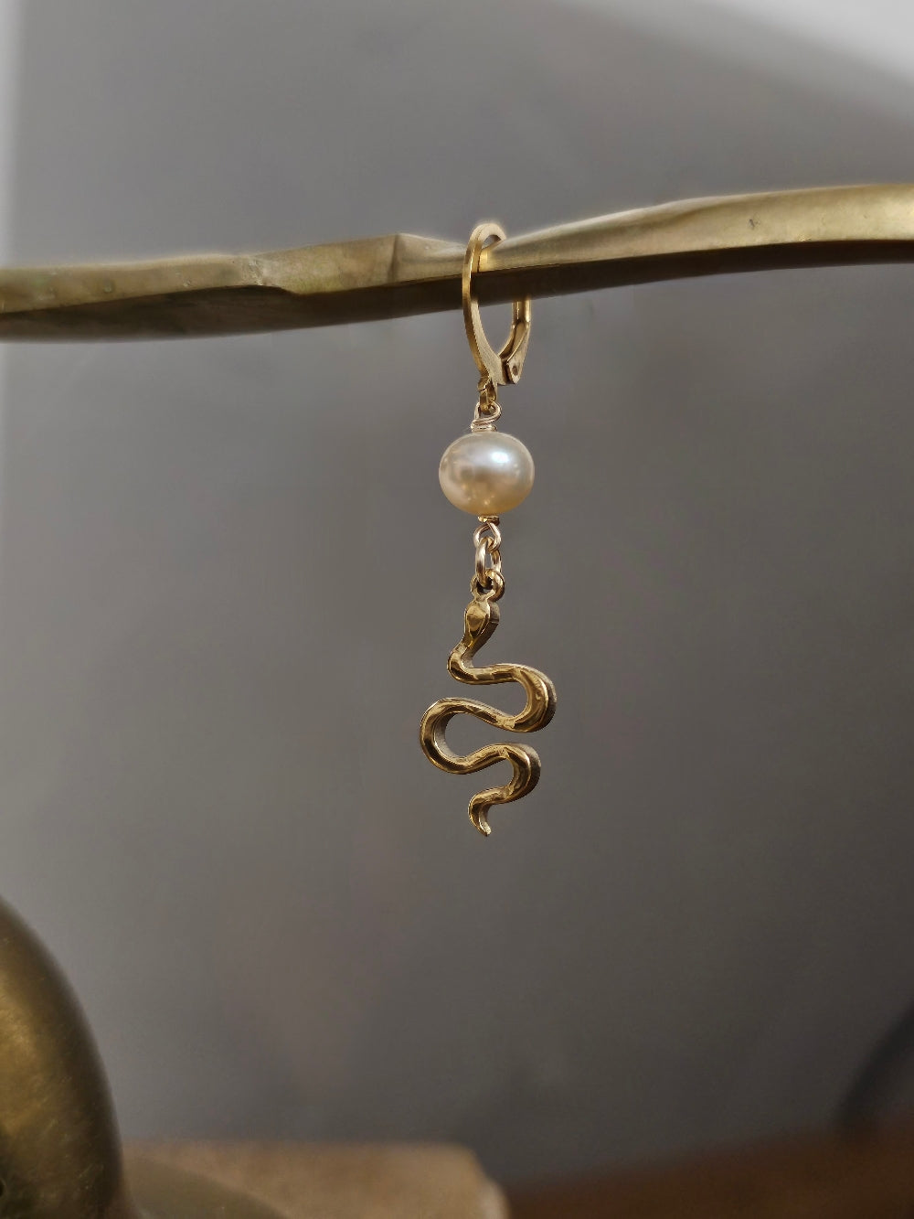 Mono boucle Tess talisman serpent et perle de culture pêche