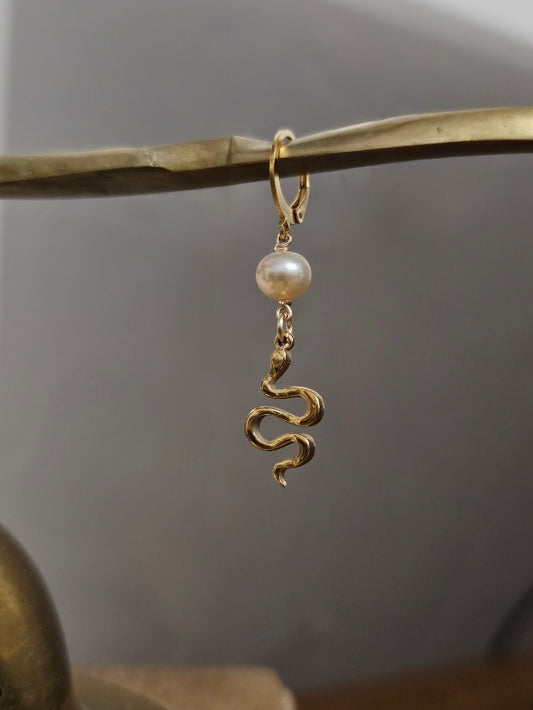 Mono boucle Tess talisman serpent et perle de culture pêche
