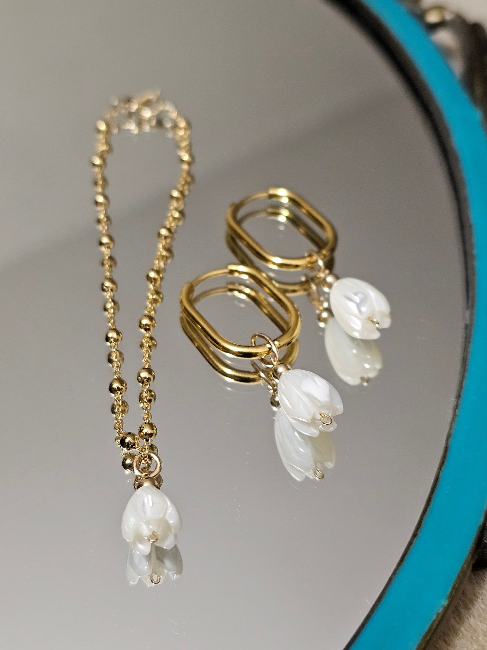 Commande personnalisée Johan D. - Créoles ovales fleurs de nacre et bracelet boules fleur de nacre