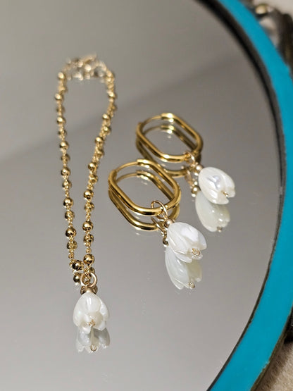 Commande personnalisée Johan D. - Créoles ovales fleurs de nacre et bracelet boules fleur de nacre
