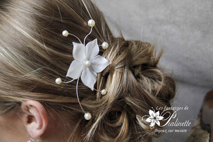 Pic à chignon mariée fleur en satin et perles nacrées Lys
