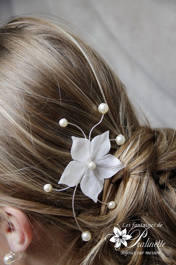 Pic à chignon mariée fleur en satin et perles nacrées Lys