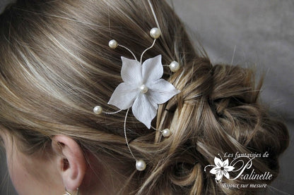 Pic à chignon mariée fleur en satin et perles nacrées Lys