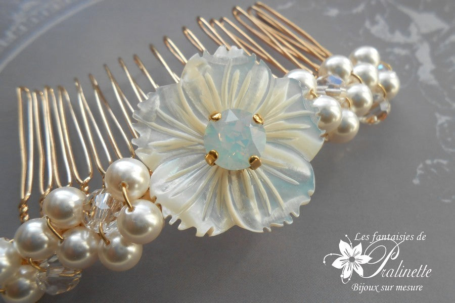 Peigne mariée fleur de nacre ciselée et perles de cristal