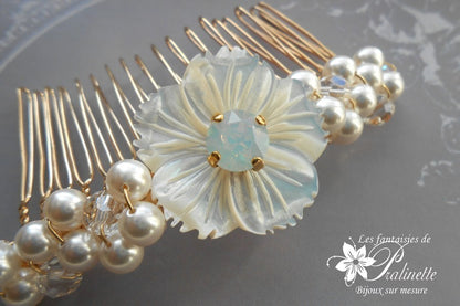 Peigne mariée fleur de nacre ciselée et perles de cristal