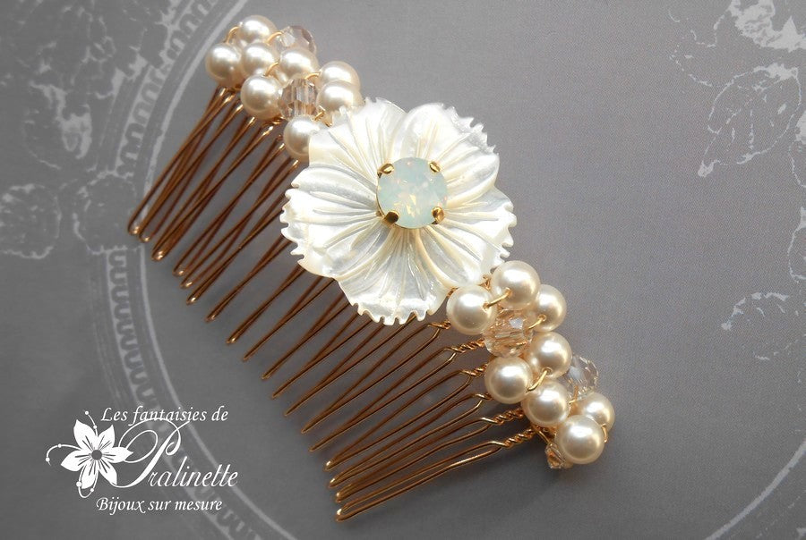 Peigne mariée fleur de nacre ciselée et perles de cristal