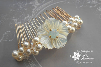 Peigne mariée fleur de nacre ciselée et perles de cristal