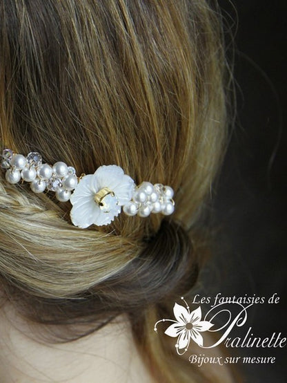 Peigne mariée fleur de nacre ciselée et perles de cristal