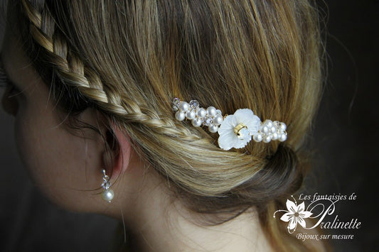 Peigne mariée fleur de nacre ciselée et perles de cristal
