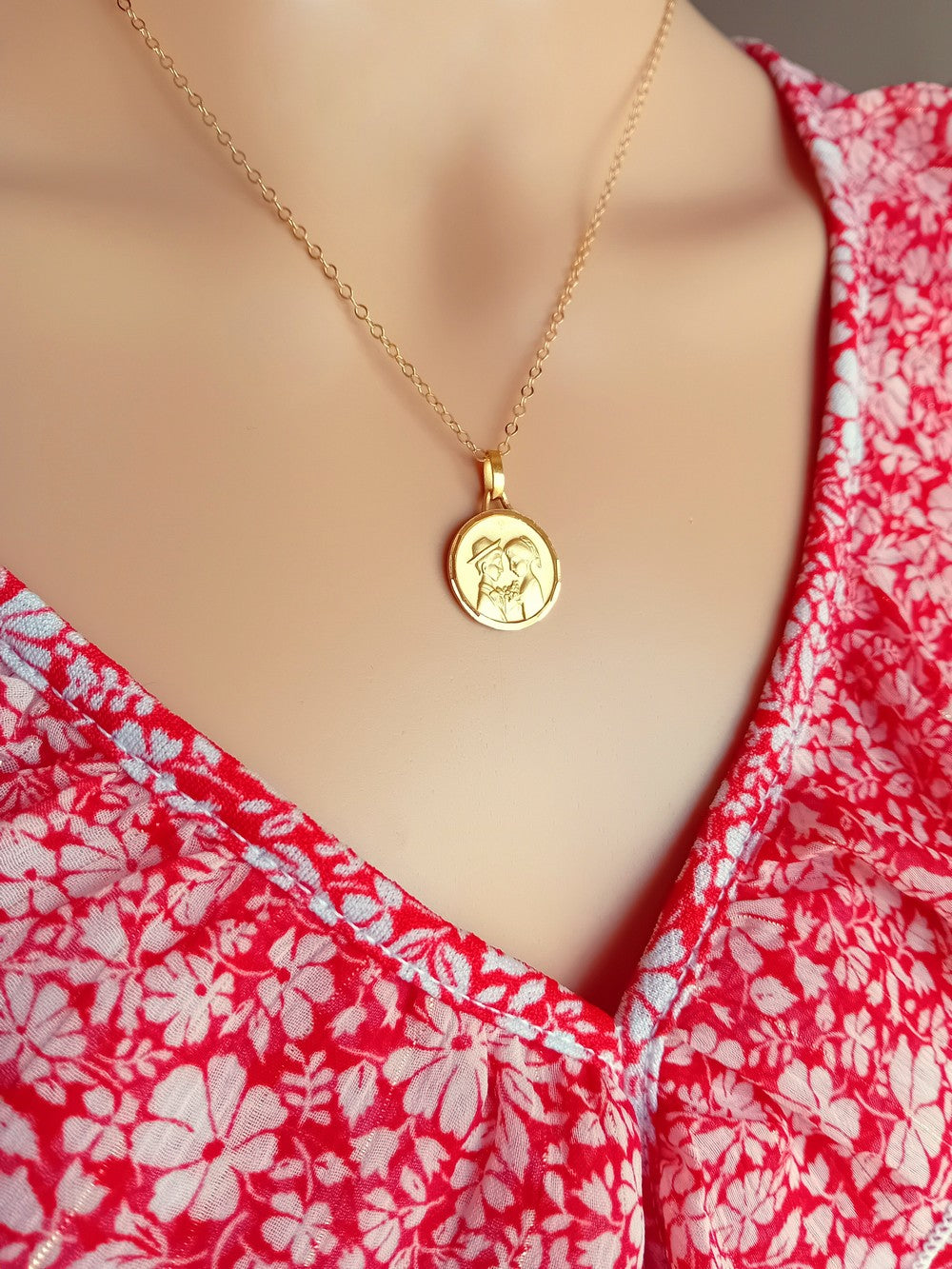 Collier pendentif médaille couple d'amoureux gold filled
