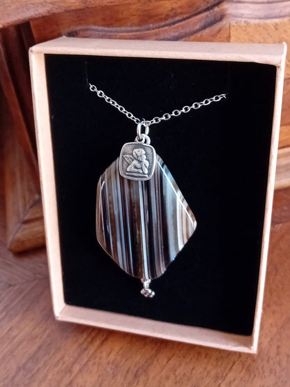 Collier sautoir porte-bonheur agate et ange