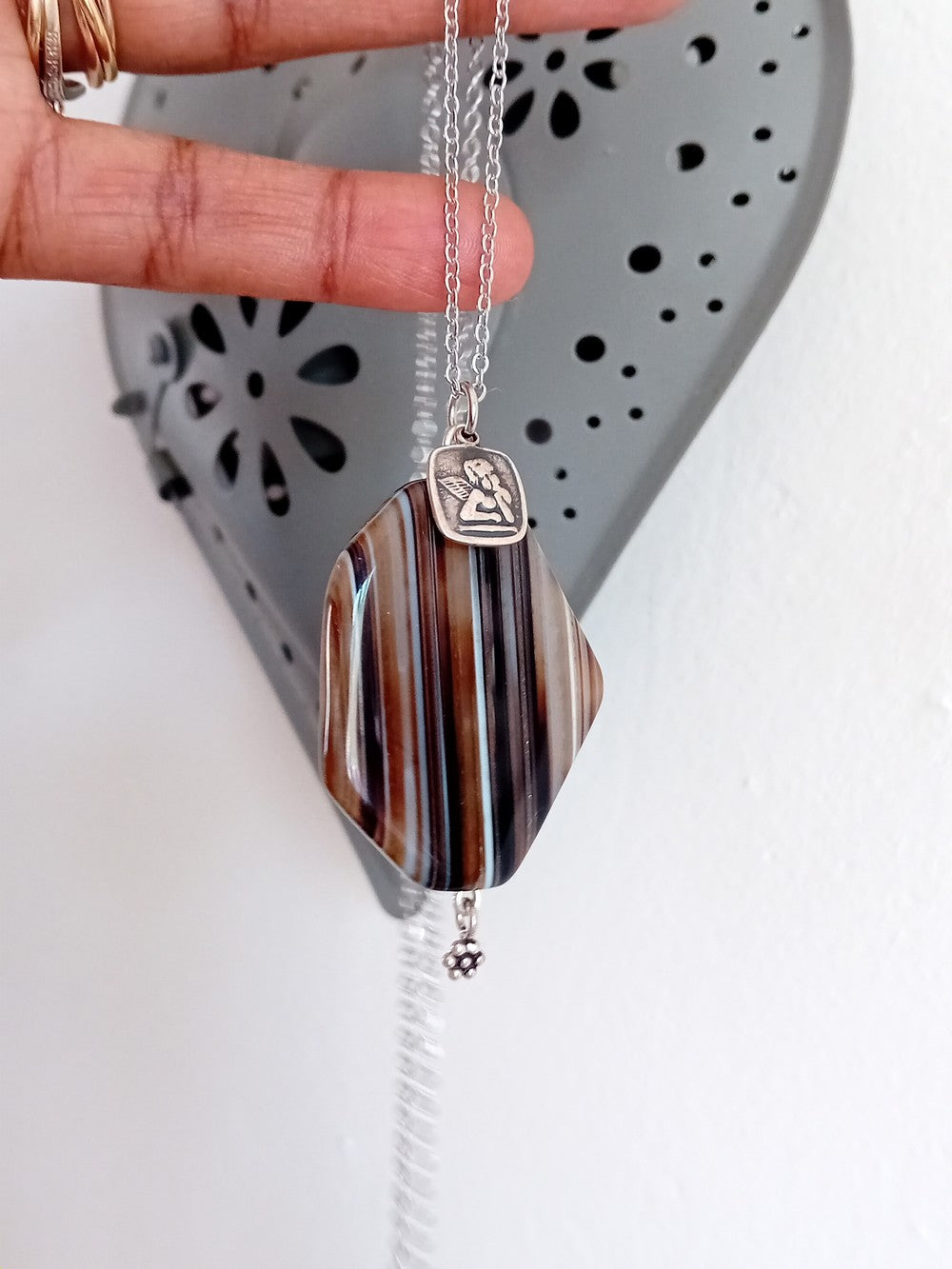 Collier sautoir porte-bonheur agate et ange