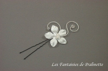 451 Pic à chignon fleur en satin de soie Abigael