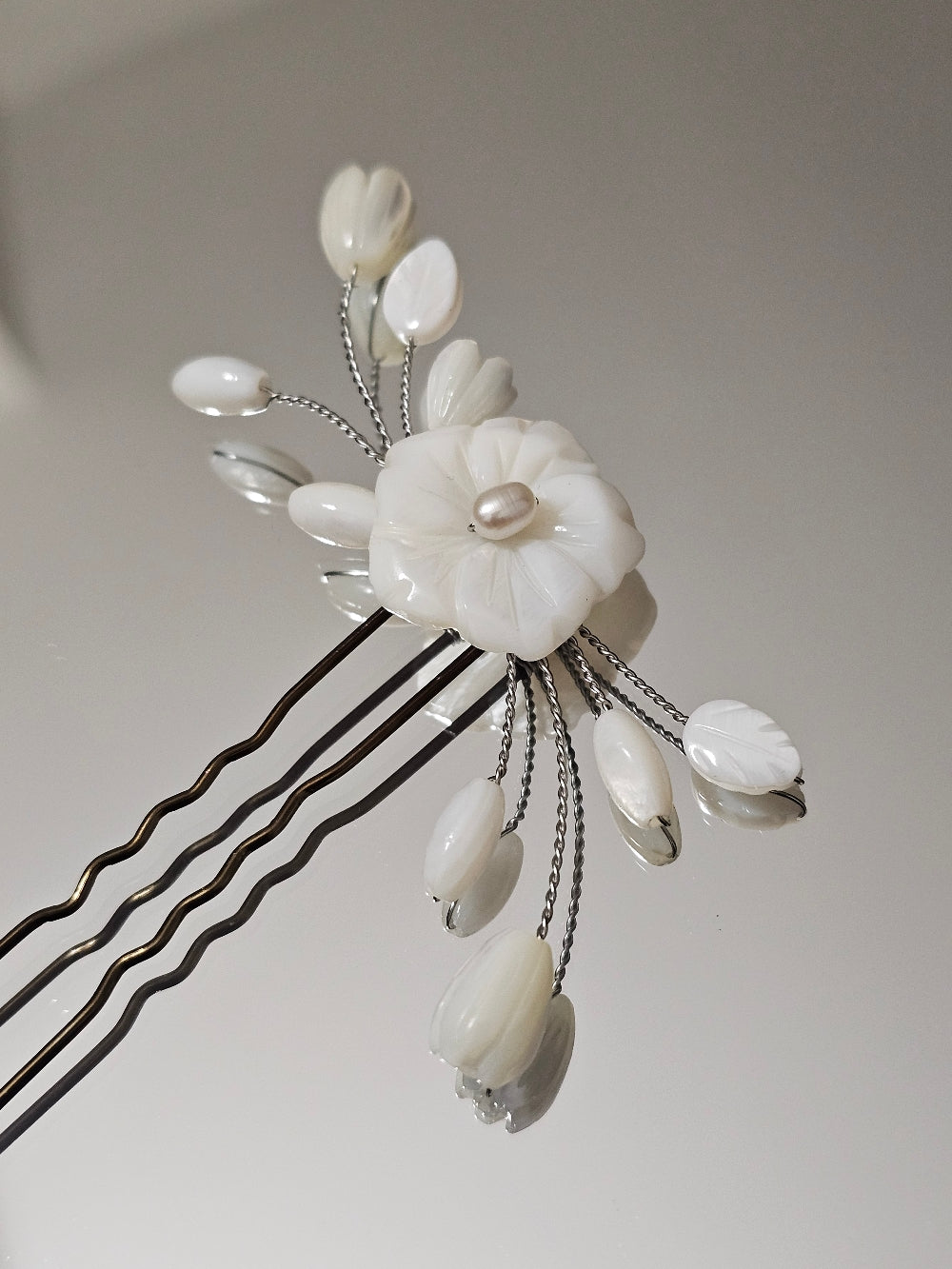 Commande personnalisée Saint-Valentin - Pic à chignon fleurs de nacre