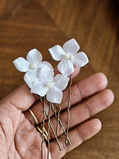 Pic Friska fleurs en satin accessoire de coiffure pour mariage